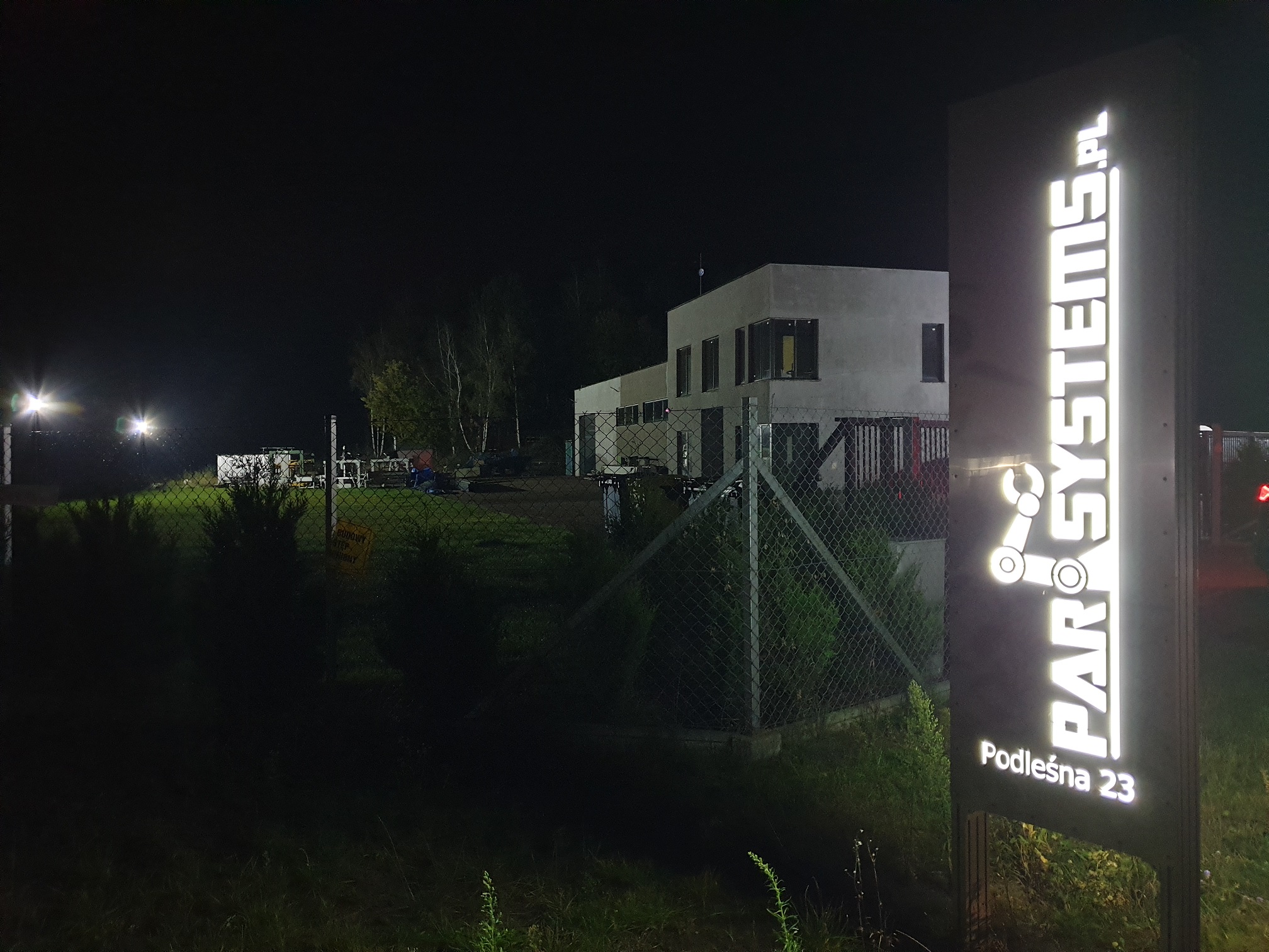 Zdjęcie budynku firmy w nocy